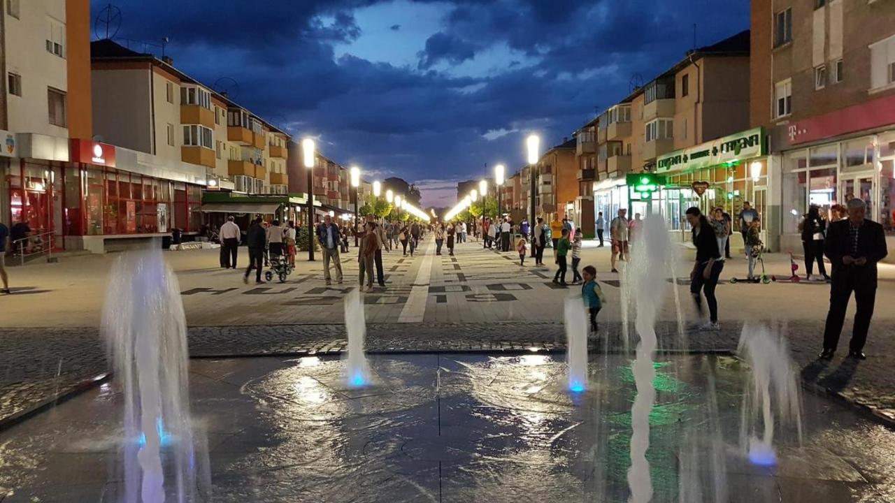 Caris Home Хунедоара Екстер'єр фото